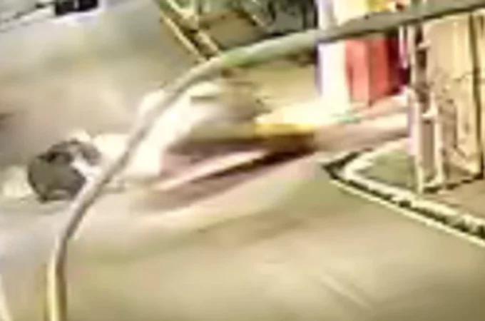 Forte colisão é registrada após motorista de ambulância avançar sinal vermelho em Maceió; assista