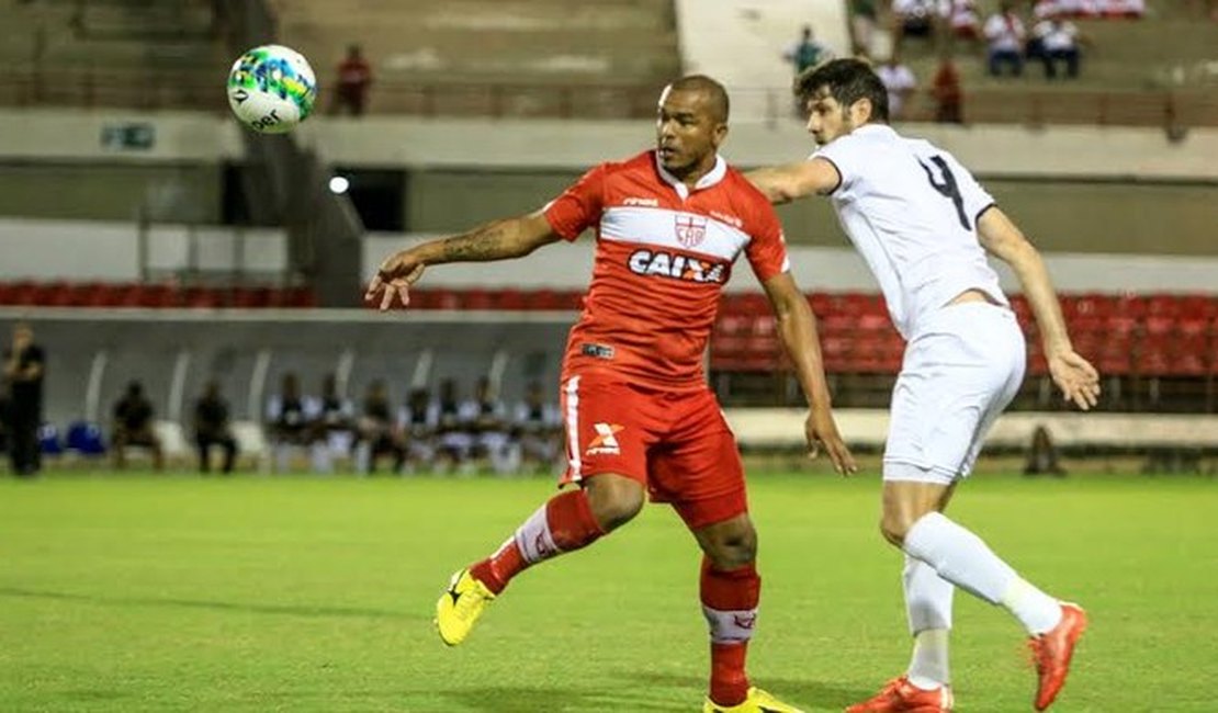 Brasil-Pel aproveita falhas da defesa e bate o CRB de virada no Rei Pelé
