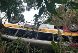 Acidente com ônibus na Serra da Barriga deixou pelo menos 17 pessoas mortas