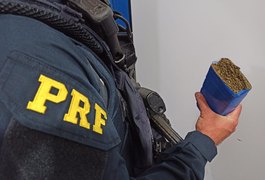 VÍDEO. Motorista é flagrado com meio quilo de maconha e aponta à PRF onde droga seria entregue, em AL