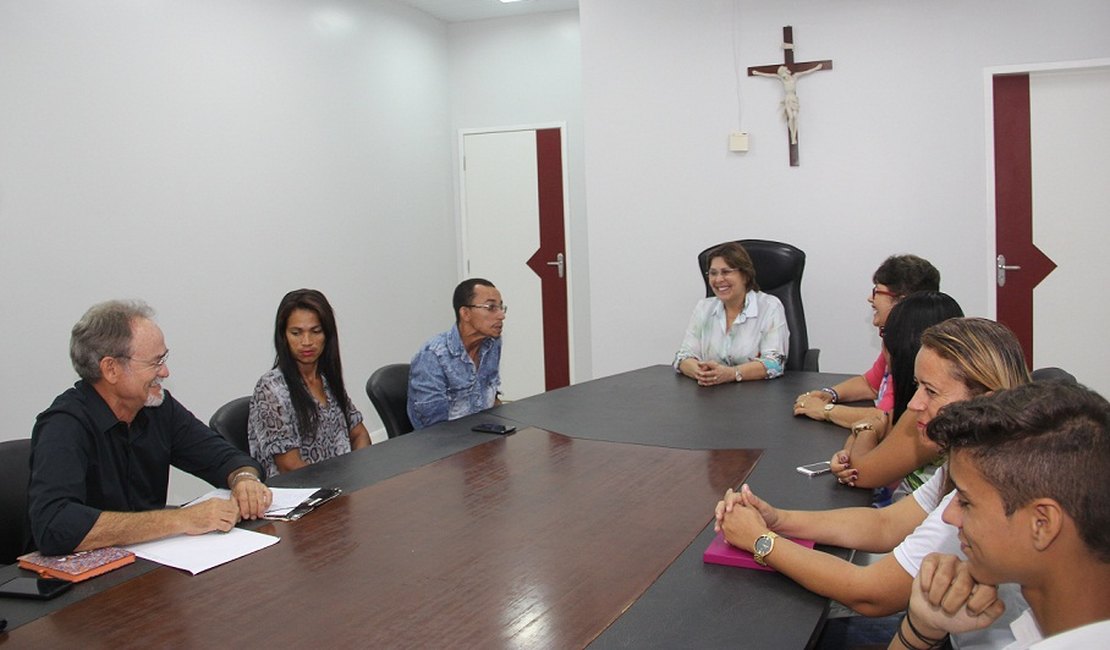Célia assina termo e cede galpão à Associação do Brisa do Lago