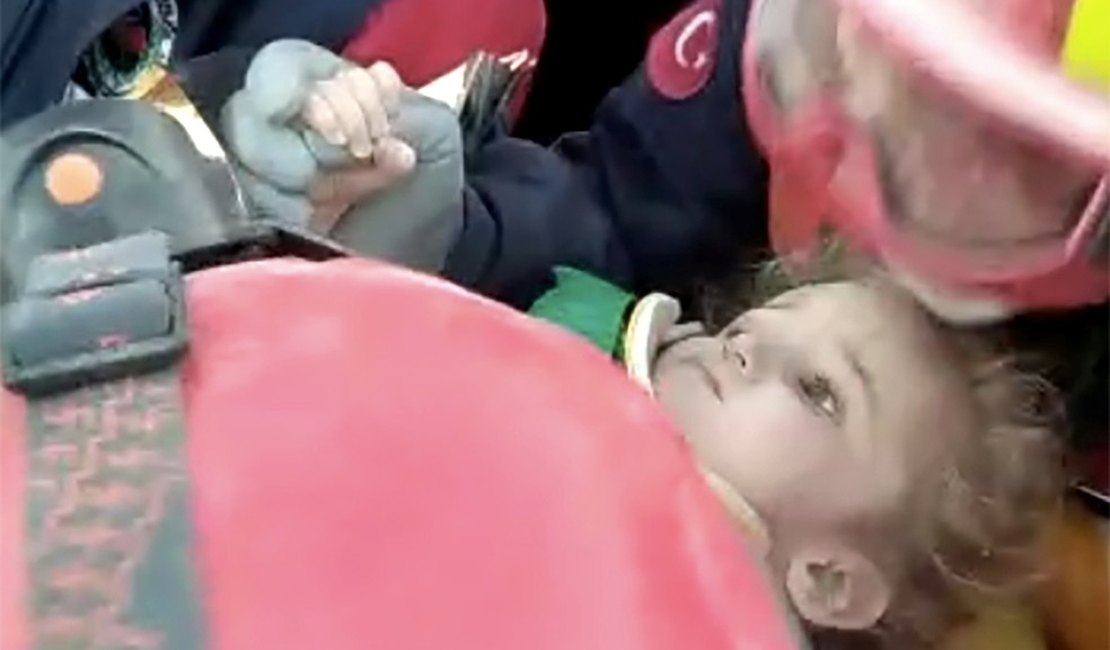 Menina de 3 anos é resgatada viva após 65 horas nos escombros, na Turquia