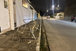 Motociclista perde controle, bate em lixeiras de metal e fica ferido, em Arapiraca