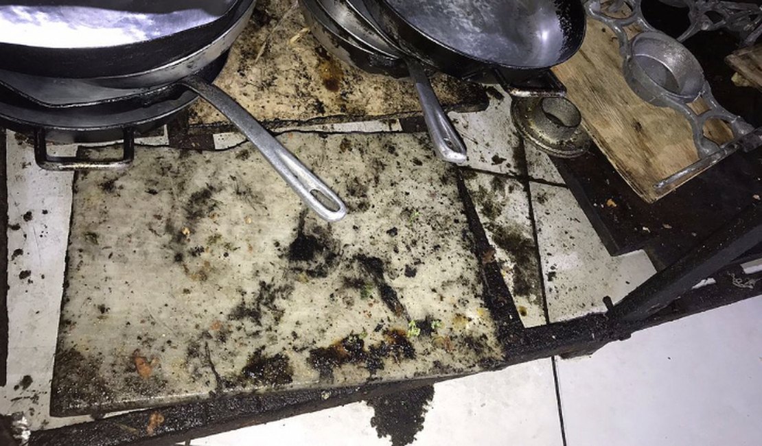 Fiscalização interdita barraca de praia da Guaxuma e retira alimentos impróprios de circulação