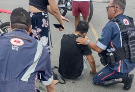 Casal em motocicleta fica ferido após colisão em cruzamento no Jardim Tropical, em Arapiraca