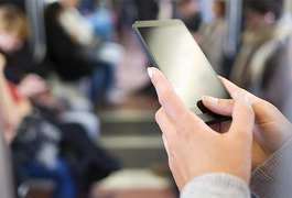 Homem pula na janela de ônibus e rouba celular de passageira em Arapiraca