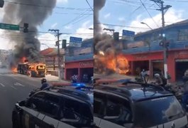 Ônibus pega fogo, bate em poste e atinge fiação elétrica em SP