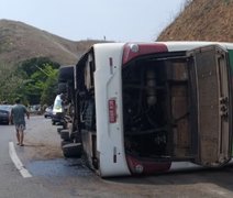 No RJ, ônibus com time de futebol americano tomba e mata 3 pessoas