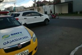 Mãe e filha ficam feridas após colisão na Avenida Deputada Ceci Cunha em Arapiraca