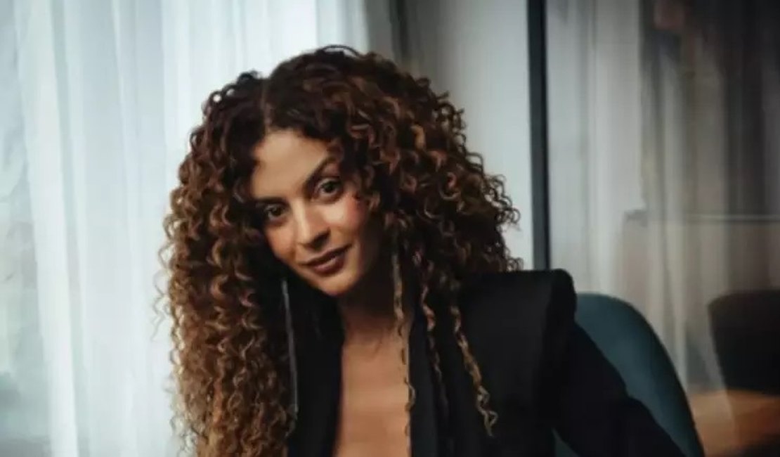 Atriz de 'Três Graças' revela gastos de R$ 100 mil em cirurgia de redesignação de gênero