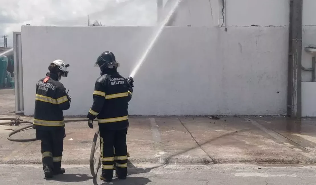 Escola abandonada é atingida por incêndio em Arapiraca