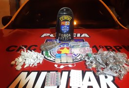 Mulheres são presas com pedrinhas de crack e papelotes de cocaína, em Maceió