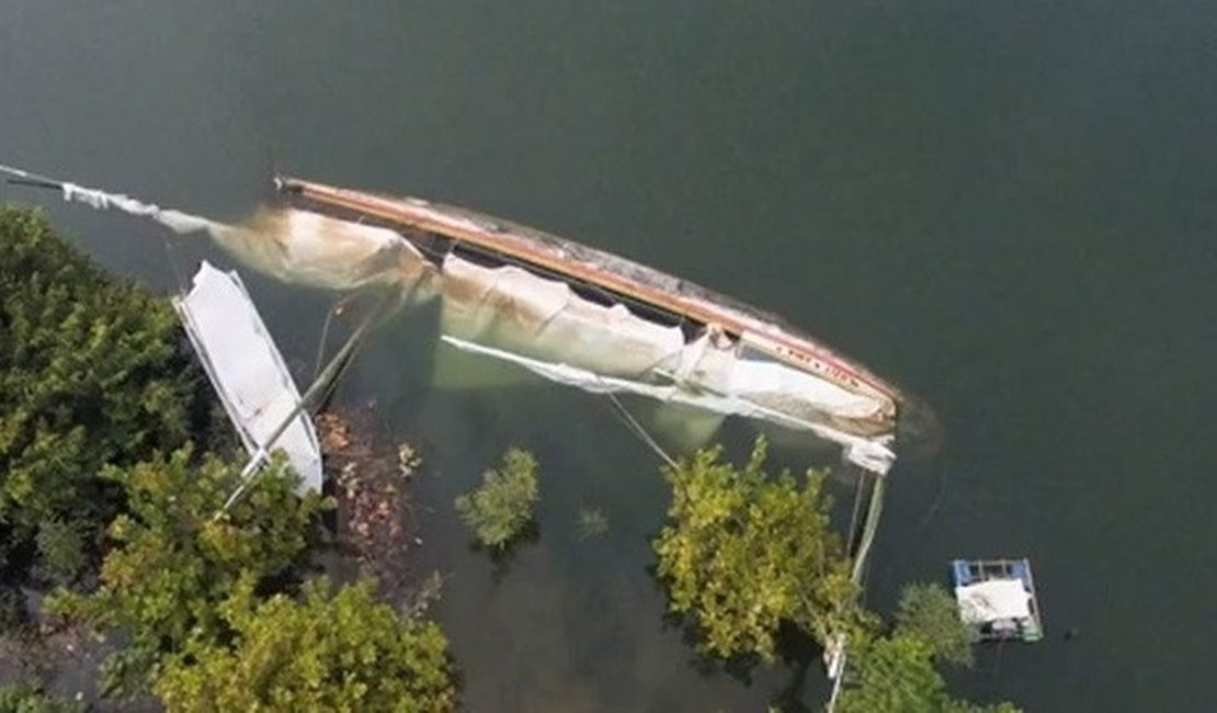 Após três dias de operação, canoa de tolda que afundou no Rio São Francisco é resgatada