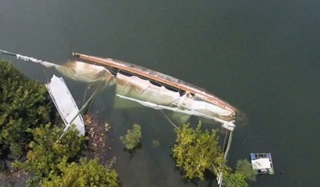 Após três dias de operação, canoa de tolda que afundou no Rio São Francisco é resgatada