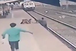 Câmera de estação de trem flagra momento em que homem salva vida de criança; assista