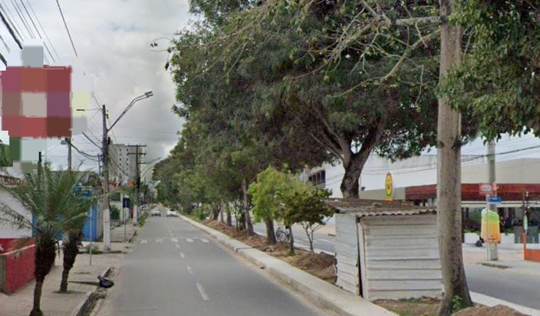 Homem esfrega celular no rosto da esposa e tenta dar soco nela em pizzaria de Arapiraca