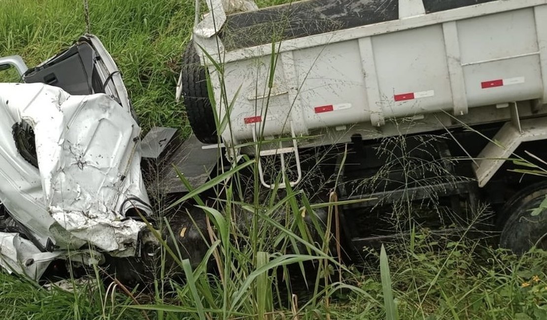 Condutor de caçamba morre após tombamento de veiculo em Alagoas