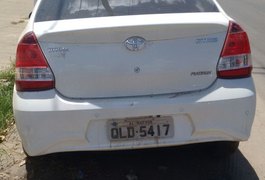 PM recupera carro roubado em residência no Conjunto Brisa do Lago, em Arapiraca