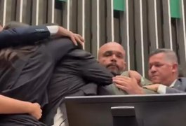 Glauber Braga é retirado à força da Câmara após ocupar cadeira da presidência e diz que ação foi 'violenta'
