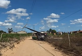 Carro colide contra poste de energia elétrica em estrada vicinal e pega fogo em Feira Grande