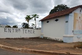Em protesto inusitado, funcionário de cemitério escreve 'Entra Temer'
