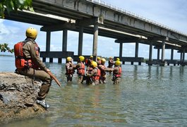 Bombeiros iniciam prática de curso de resgate em áreas inundadas