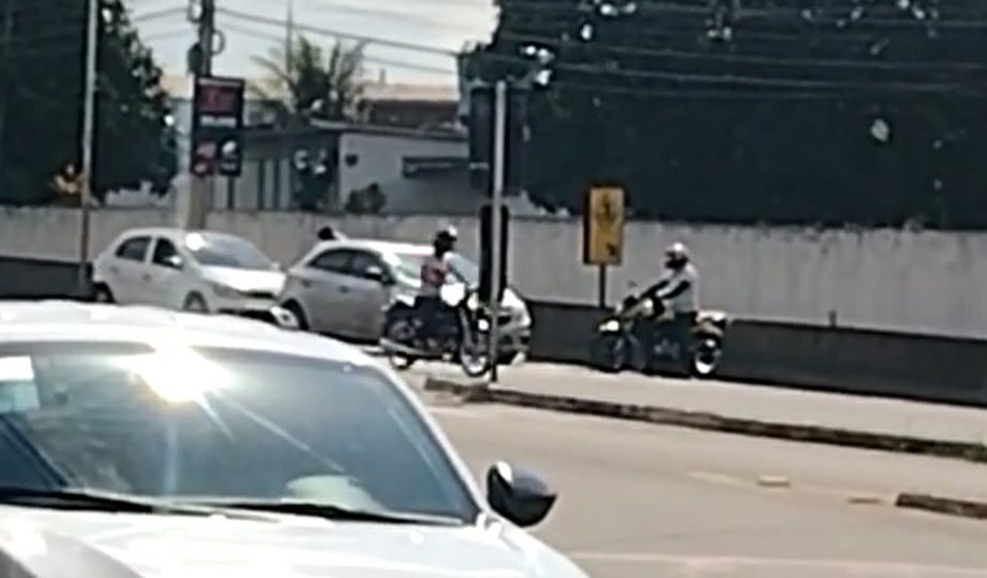 Vídeo flagra condutor cometendo mesma irregularidade que resultou em acidente com motoboy na AL-110