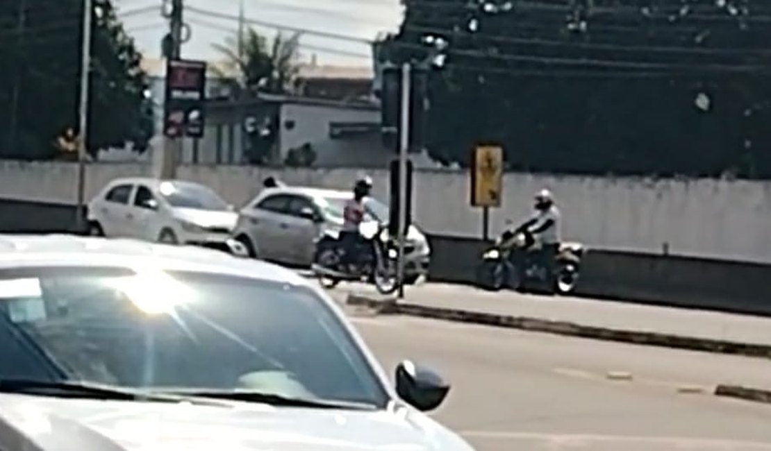 Vídeo flagra condutor cometendo mesma irregularidade que resultou em acidente com motoboy na AL-110