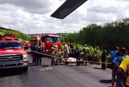 Um morre e outro fica ferido após capotamento na BR-101