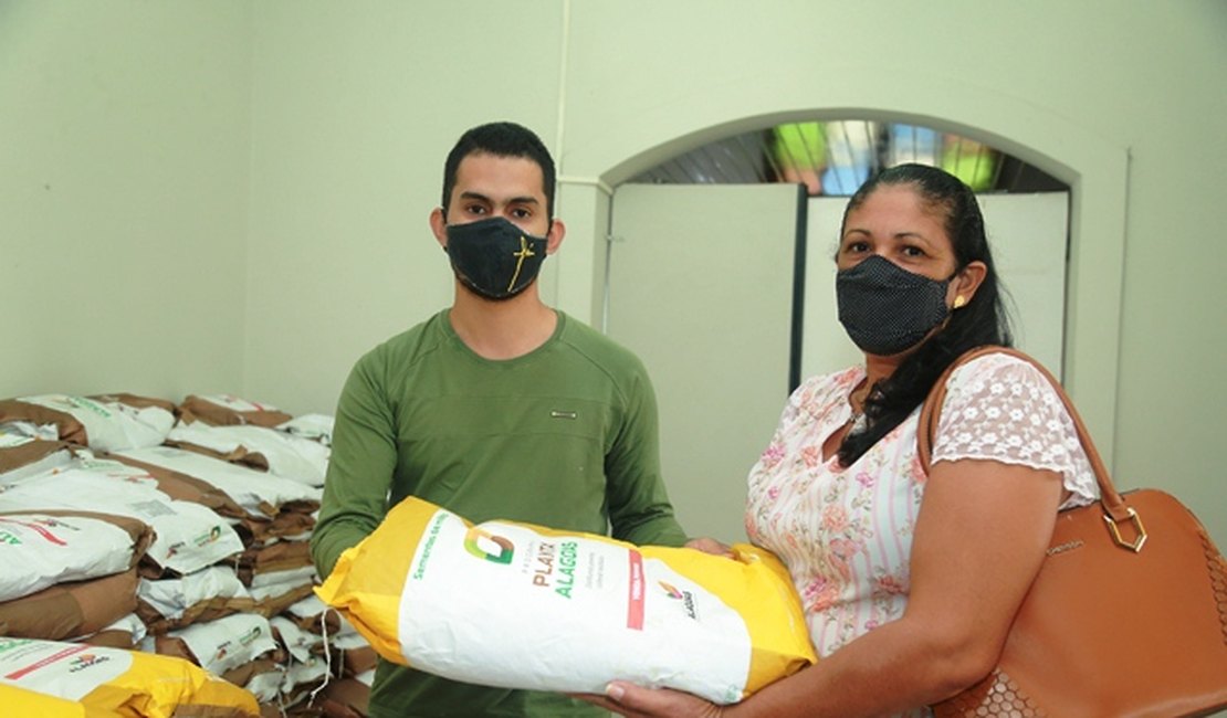 Agricultores de Penedo recebem sementes na sede da Semada