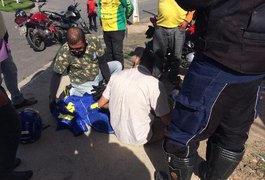Funcionário de cervejaria perde o controle da direção da moto e colide com poste na AL-110, em Arapiraca