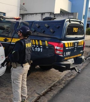 Polícia prende homem que estava dirigindo carro furtado em Palmeira dos Índios