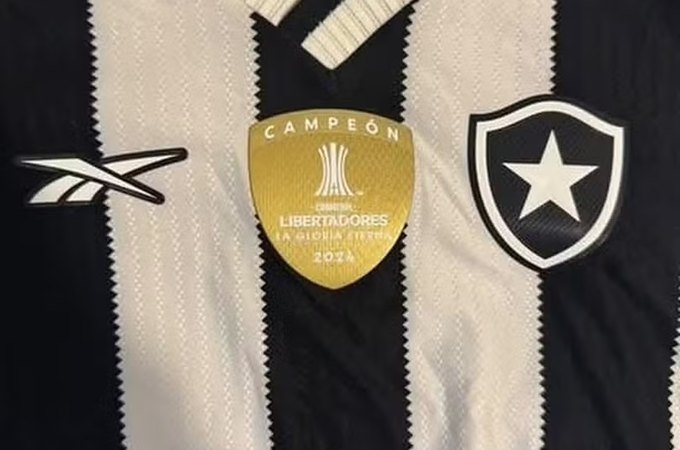 Caminhão com mais de R$ 2 milhões em camisas do Botafogo é roubado na Avenida Brasil