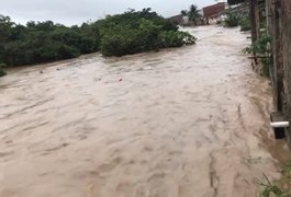 Chuva faz nível de rio Jacuípe subir e deixa ruas e casas inundadas