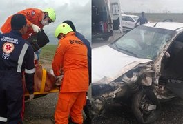 Colisão entre carro e caminhão deixa homem preso às ferragens entre Penedo e Igreja Nova