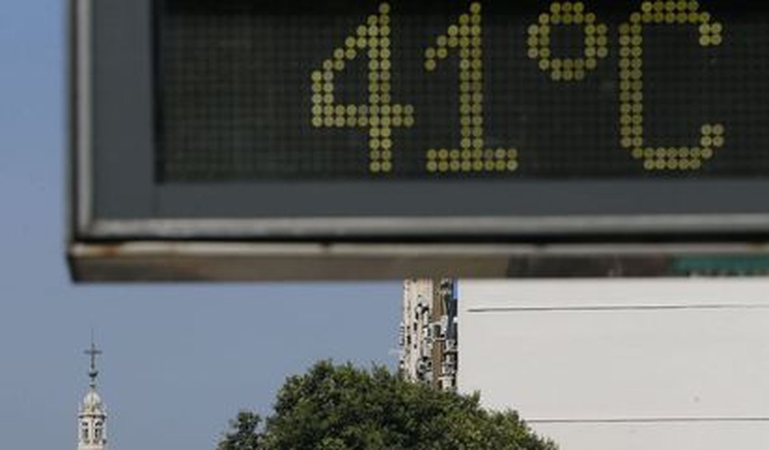 Por causa do calor, prefeitura do Rio libera uso de bermudas para servidores municipais