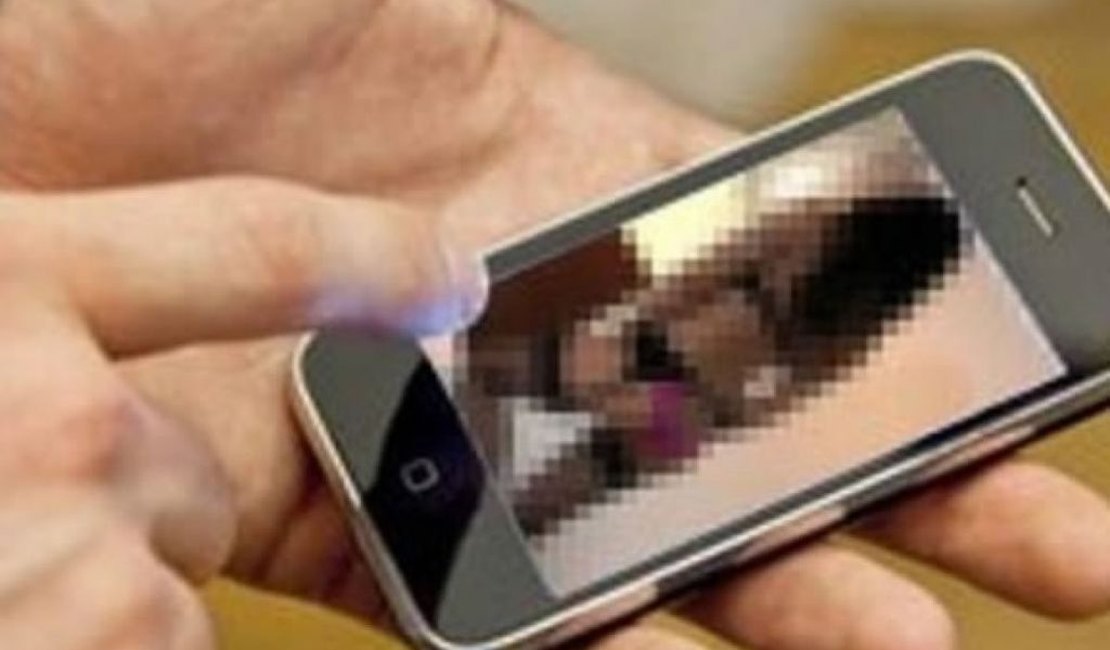 Homem compartilha vídeo da namorada se masturbando em sexo a três e é preso em Maceió