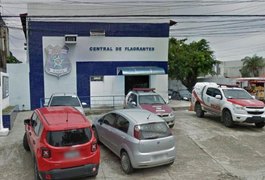 Jovens são agredidos por populares após roubo de celular