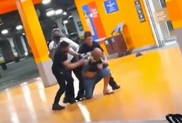 Vídeo. Homem é espancado até a morte em supermercado do grupo Carrefour