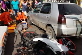 Motociclista bate em carro ao avançar sinal e caminhão passa por cima da moto