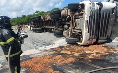 Carreta tombou em Pilar