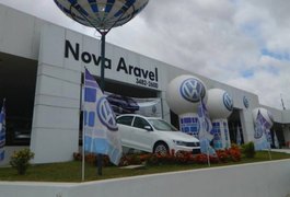 Concessionária deve indenizar cliente que teve veículo apreendido por erro em nota fiscal, em AL