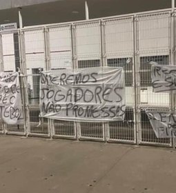 Torcedores do ASA protestam com faixas nos portões do Fumeirão, em Arapiraca