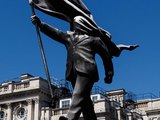 Banksy instala estátua em Londres e gera debate sobre 'patriotismo cego'