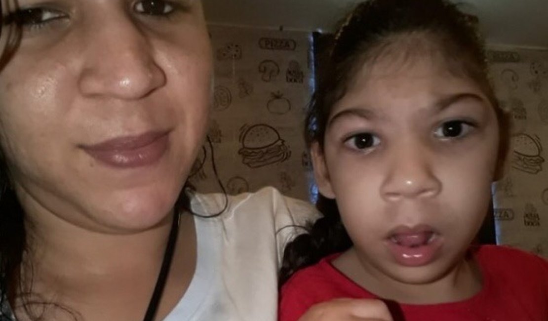 Mãe faz 'vaquinha' a fim de obter cadeira de rodas para filha com microcefalia