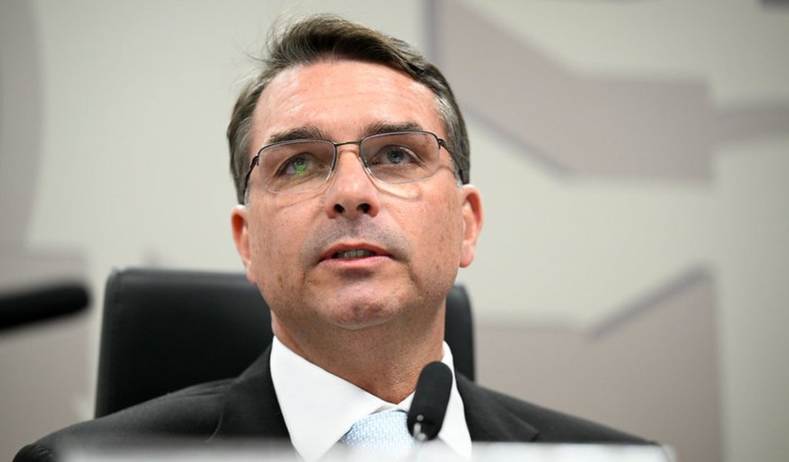 Flávio Bolsonaro confirma pré-candidatura à Presidência: 'missão dada pelo meu pai'
