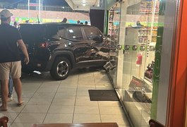 Carro desgovernado invade loja de brinquedos na Ponta Verde, em Maceió