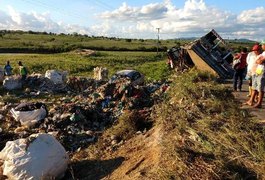 Caminhão carregado de material reciclado capota e carga bate em carro na AL-115, em Arapiraca