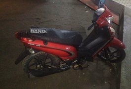 Homem é preso após agredir a ex-esposa e ser flagrado com moto furtada