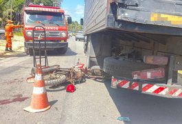 Acidente entre moto e caminhão deixa motociclista gravemente ferido em rodovia alagoana